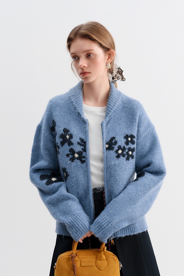 블루와 블랙 컬러로 만나보는 플라워 자수 집업 니트 가디건입니다. 부드러운 울 소재로 제작되어 가을, 겨울 시즌 따뜻하게 착용할 수 있으며, 캐주얼 스타일을 연출하기 좋습니다. 라운드넥 디자인과 레귤러핏으로 편안한 착용감을 선사하며, 크롭 기장으로 트렌디함을 더했습니다. 긴 소매와 두꺼운 두께감으로 보온성을 높였으며, 섬세한 꽃 자수 디테일이 돋보이는 제품입니다.

