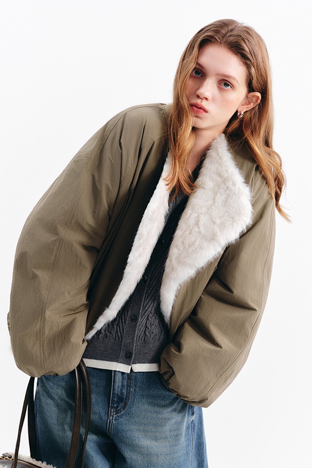 겨울 퍼 라펠 재킷은 여성스러운 데이트룩과 캐주얼, 미니멀 스타일을 모두 아우르는 매력적인 아우터입니다. 부드러운 퍼 소재로 제작되어 포근한 착용감을 선사하며, 오버핏 크롭 기장으로 트렌디한 실루엣을 연출합니다. 카키와 화이트 두 가지 컬러로 출시되어, 다양한 룩에 매치하기 용이합니다. 오픈형 디자인과 퍼 카라 디테일이 특징이며, 긴 소매 기장으로 따뜻함과 스타일을 동시에 잡았습니다.
