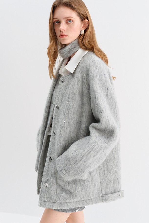 부드러운 퍼 소재와 그레이 컬러가 세련된 '펄 플러피 하프 코트'입니다. 하프 기장과 오버핏 디자인으로 캐주얼하면서도 베이직한 분위기를 연출합니다. 가을, 겨울 시즌에 따뜻하게 착용할 수 있으며, 포켓 디테일로 실용성을 더했습니다. 부드러운 촉감과 두꺼운 두께감으로 포근함을 선사하며, 다양한 스타일과 매치하여 클래식하고 미니멀한 룩을 완성할 수 있습니다. 긴 소매와 버튼 여밈 방식으로 편안하게 착용할 수 있습니다.
