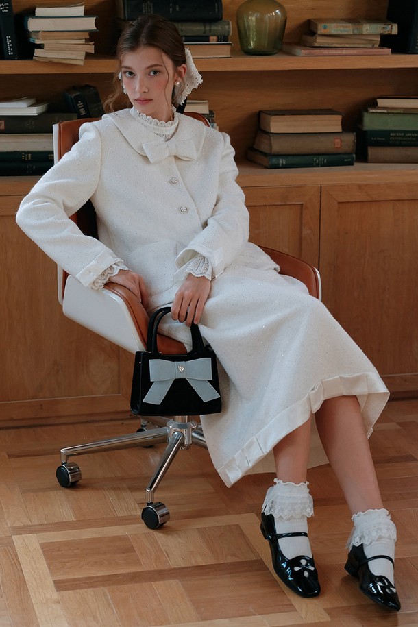 세련된 무드를 연출하는 시퀸 울 스커트입니다. 부드러운 울 소재로 제작되어 포근하고 고급스러운 착용감을 선사합니다. A라인 플레어 디자인과 레귤러핏으로 여성스러운 실루엣을 강조하며, 은은하게 빛나는 시퀸 장식이 특별함을 더합니다. 가을, 겨울 시즌 모임룩, 데이트룩, 파티룩에 활용하여 클래식하고 시크한 스타일을 완성해보세요. 화이트 컬러로 다양한 상의와 매치하여 미니멀한 스타일을 연출하기에도 좋습니다.
