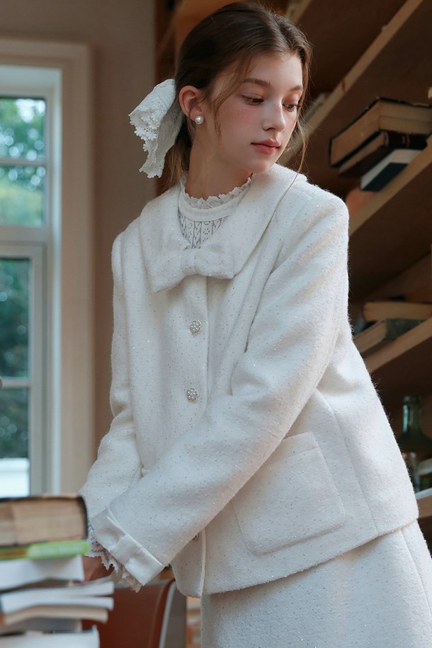 세련된 무드의 여성용 "시퀸드 울 포켓 재킷"입니다. 부드러운 촉감의 울 소재와 두께감으로 가을, 겨울 시즌 따뜻하게 착용할 수 있습니다. 화이트 컬러 바탕에 스팽글 장식이 더해져 엘레강스하고 클래식한 분위기를 연출하며, 오피스룩, 모임룩, 소개팅룩 등 다양한 TPO에 활용 가능합니다. 레귤러 핏에 싱글 버튼 여밈 방식으로 깔끔한 실루엣을 선사하며, 포켓 디테일이 실용성을 더합니다. 미니멀하면서도 시크한 스타일을 완성해보세요.
