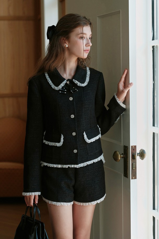 블랙 컬러의 레이스 라인 트위드 재킷입니다. 클래식하고 엘레강스한 스타일을 연출하며, 봄, 가을에 착용하기 좋습니다. 부드러운 촉감의 트위드 소재와 레귤러 핏으로 편안하게 착용 가능하며, 싱글 버튼 여밈과 골드 버튼 디테일이 고급스러움을 더합니다. 오피스룩, 모임룩, 소개팅룩 등 다양한 TPO에 활용 가능하며, 미니멀, 시크한 스타일을 선호하는 분들께 추천합니다. 크롭 기장으로 세련된 실루엣을 완성합니다.
