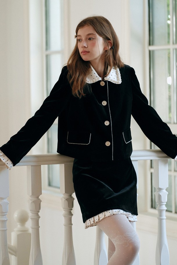 도트 패턴이 돋보이는 벨벳 소재의 미니스커트입니다. 블랙과 화이트 두 가지 색상으로 출시되어 다양한 상의와 손쉽게 매치할 수 있습니다. 가을, 겨울 시즌에 어울리는 두꺼운 두께감과 부드러운 촉감이 특징이며, A라인 핏으로 클래식하면서도 엘레강스한 무드를 연출합니다. 데이트룩 또는 모임룩으로 스타일리시하게 연출할 수 있으며, 미니멀한 스타일을 선호하는 분들께 추천합니다.
