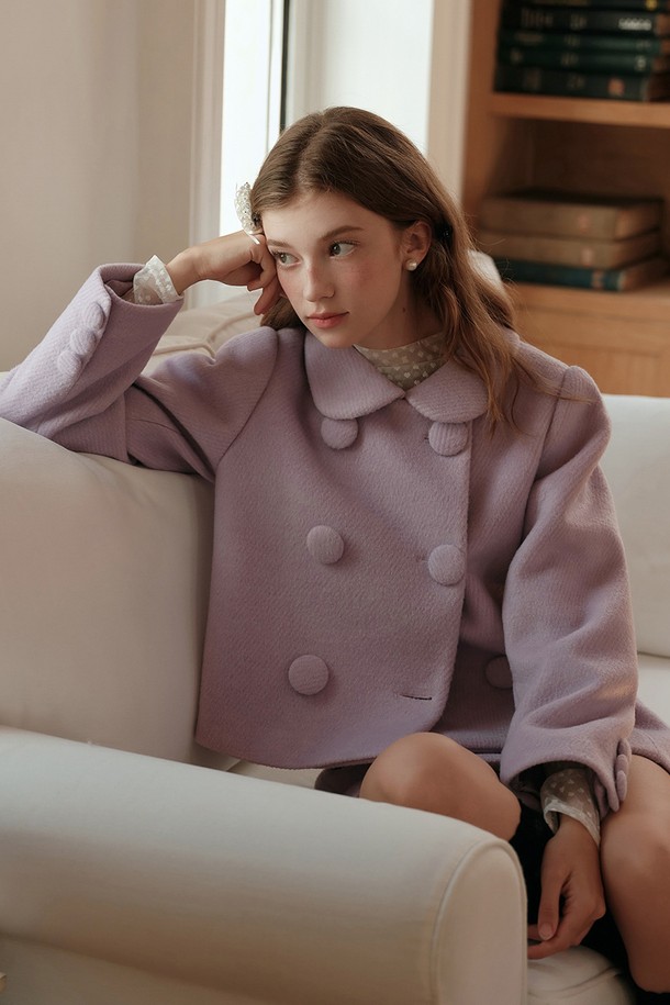 라벤더 버튼 울 재킷은 여성스러운 라인을 살려주는 더블 버튼 디자인의 울 자켓입니다. 부드러운 촉감의 두꺼운 울 소재로 제작되어 가을, 겨울철 따뜻하게 착용할 수 있습니다. 엘레강스하고 클래식한 스타일을 연출하며, 오피스룩 또는 모임룩에 적합합니다. 레귤러 핏과 긴 소매 기장으로 어떤 옷에도 잘 어울립니다. 큰 버튼 디테일이 포인트가 되어 미니멀하면서도 세련된 스타일을 완성합니다.
