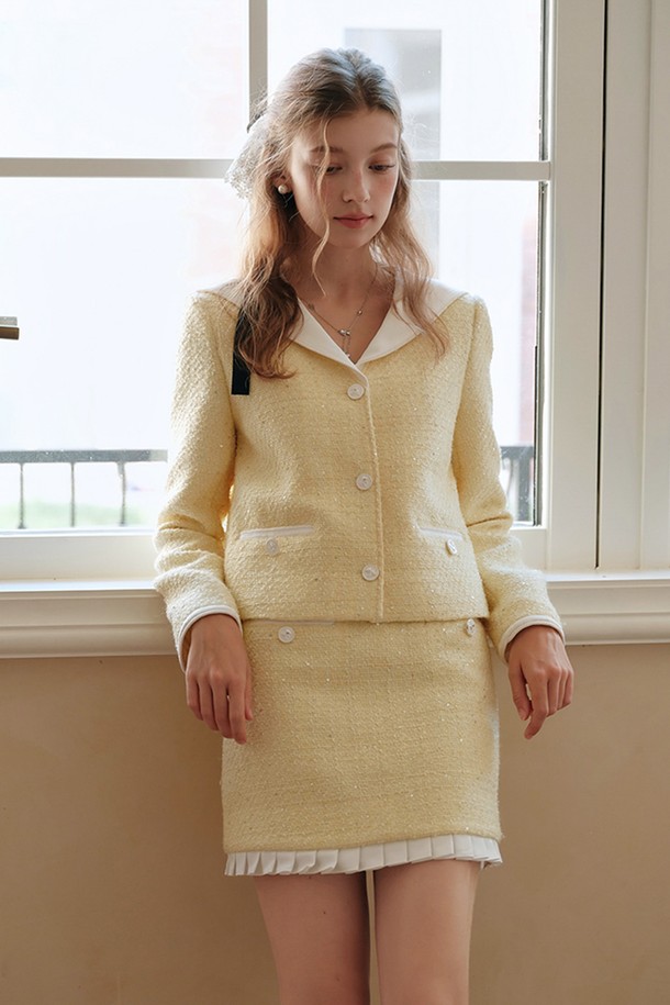 아이보리, 화이트 컬러의 세련된 시퀸 트위드 스커트입니다. 봄, 가을에 어울리는 중간 두께감의 트위드 소재로 제작되어 뻣뻣한 촉감이 특징입니다. A라인 핏의 미니스커트로, 엘레강스하고 클래식한 스타일을 연출하며, 스팽글과 프린지 디테일이 돋보입니다. 모임룩, 데이트룩, 파티룩에 활용하여 시크하고 미니멀한 무드를 더할 수 있습니다.
