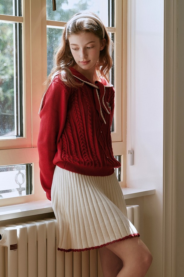 화이트 컬러의 니트 A라인 스커트입니다. 부드러운 니트 소재로 제작되어 편안한 착용감을 선사하며, 봄, 가을에 어울리는 얇은 두께감으로 제작되었습니다. 플리츠 디자인과 A라인 핏이 여성스러운 실루엣을 연출하며, 캐주얼 및 베이직 스타일을 즐겨 입는 분들께 추천합니다. 데이트룩, 모임룩으로 활용하기 좋으며, 밑단 배색 디테일이 돋보입니다. 미니멀, 클래식 스타일을 선호하는 분들께도 잘 어울립니다.
