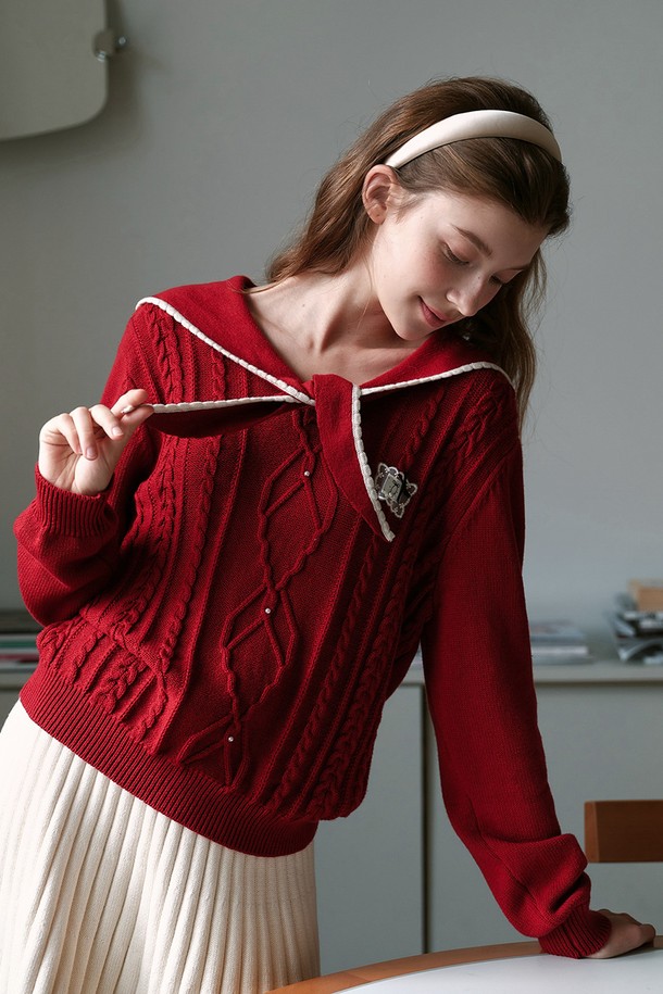 세일러 칼라 니트 스웨터는 가을과 겨울, 당신의 우아함을 돋보이게 해줄 여성 의류입니다. 부드러운 니트 소재로 제작되었으며, 두꺼운 두께감과 케이블 패턴이 따뜻하고 포근한 착용감을 선사합니다. 세일러 칼라 디테일과 리본 장식은 클래식하면서도 로맨틱한 무드를 더해주며, 레귤러핏과 긴 소매 기장으로 어떤 스타일에도 잘 어울립니다. 데이트룩, 모임룩, 연말 모임룩 등 다양한 TPO에 활용하여 특별한 날을 더욱 빛내보세요. 레드와 화이트 두 가지 색상으로 만나보실 수 있습니다.
