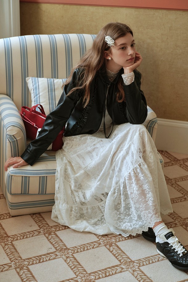 레이스 스플라이싱 벨벳 스커트는 여성스러운 매력을 극대화하는 아이템입니다. 부드러운 벨벳 소재와 레이스 디테일의 조화가 우아하고 세련된 분위기를 연출합니다. 플레어 A라인 핏으로 편안하면서도 여성스러운 실루엣을 강조하며, 일상 또는 특별한 날(데이트룩, 모임룩, 연말 모임룩) 모두 잘 어울립니다. 가을, 겨울 시즌에 어울리는 두꺼운 두께감으로 따뜻하게 착용할 수 있으며, 클래식, 로맨틱, 미니멀 스타일 모두 소화 가능합니다. 화이트 컬러의 레이스 스커트로 당신의 스타일을 더욱 돋보이게 하세요.
