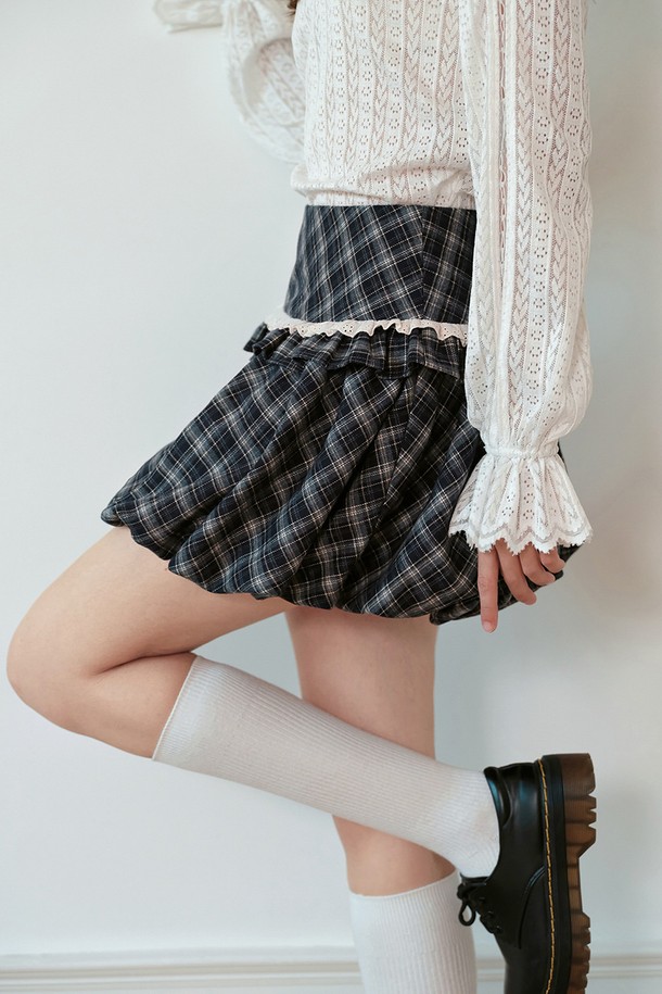 체크 패턴이 돋보이는 플레어 러플 벌룬 스커트입니다. 부드러운 폴리에스테르 소재로 제작되어 편안한 착용감을 선사합니다. 미니 기장으로 경쾌한 느낌을 주며, 루즈핏 디자인으로 활동성을 높였습니다. 봄, 가을에 어울리는 캐주얼 스타일로, 블랙과 화이트 두 가지 컬러로 만나보세요. 러플 디테일이 여성스러운 무드를 더합니다.
