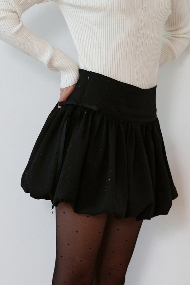 세련된 블랙 다이아몬드 벌룬 스커트입니다. 부드러운 폴리에스테르 소재로 제작되어 편안한 착용감을 선사하며, 얇은 두께감으로 봄, 가을, 겨울 모두 활용 가능합니다. 귀여운 도트 무늬가 돋보이며, 루즈핏과 밴딩 허리 디자인으로 활동성을 높였습니다. 데이트룩, 모임룩 등 다양한 TPO에 캐주얼, 미니멀, 걸리시 스타일을 더해 여성스러운 매력을 연출해보세요. 미니스커트 기장으로 다리가 더욱 길어 보이는 효과를 줍니다.

