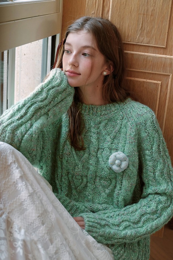 민트그린 컬러의 케이블 니트 풀오버 스웨터입니다. 울과 아크릴 혼방 소재로 제작되어 부드러운 촉감과 따뜻함을 선사하며, 겨울철 데이트룩을 위한 캐주얼, 클래식, 미니멀 스타일 연출에 적합합니다. 두꺼운 두께감과 오버핏 디자인으로 편안한 착용감을 제공하며, 라운드넥과 긴 소매 기장으로 디자인되었습니다. 니트 짜임이 돋보이는 디자인으로, 베이직하면서도 세련된 분위기를 연출합니다.
