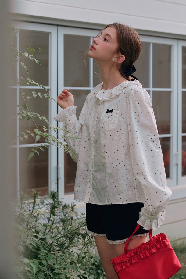 플라워 카라 폴카 도트 블라우스는 여성스러운 분위기를 연출하는 상의입니다. 부드러운 면 소재로 제작되어 봄, 여름 시즌에 시원하게 착용할 수 있으며, 레귤러 핏으로 편안한 착용감을 선사합니다. 우아한 스타일을 강조하는 리본넥 디자인과 프릴 디테일, 도트 무늬가 특징이며, 데이트룩과 모임룩에 적합합니다. 긴 소매 기장으로 클래식, 로맨틱, 미니멀 스타일을 모두 소화할 수 있습니다. 화이트 컬러로 다양한 하의와 매치하기 용이하며, 부드러운 촉감이 기분 좋은 착용감을 제공합니다.
