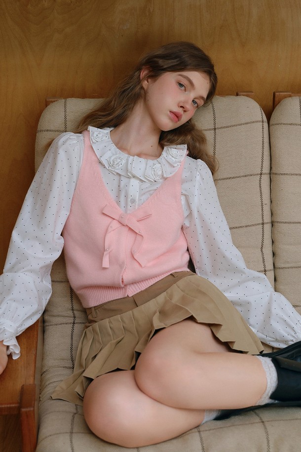 진주 리본 니트 베스트는 여성스러운 무드를 연출하는 상의입니다. 부드러운 니트 소재로 제작되어 봄, 가을 간절기에 착용하기 좋으며, 얇은 두께감으로 편안한 착용감을 선사합니다. 핑크 컬러의 무지 디자인에 리본 디테일과 진주 장식이 포인트로 더해져 우아한 스타일을 완성합니다. 라운드넥과 민소매 디자인, 레귤러핏 크롭 기장으로 데이트룩 또는 모임룩에 활용하기 좋으며, 클래식, 미니멀, 로맨틱 스타일을 즐겨 입는 분들께 추천합니다.
