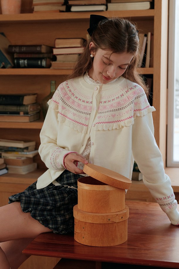 아이보리, 핑크 컬러의 러플 페어아일 카디건입니다. 울 소재로 제작되어 부드러운 촉감을 자랑하며, 가을, 겨울 시즌에 따뜻하게 착용할 수 있습니다. 라운드넥, 긴소매, 레귤러핏으로 디자인되었으며, 클래식하고 우아한 스타일을 연출합니다. 페어아일 니트 패턴과 러플 디테일이 돋보이며, 버튼 여밈으로 간편하게 착용 가능합니다. 데이트룩, 모임룩, 출근룩 등 다양한 TPO에 로맨틱하고 미니멀한 스타일을 더해보세요.
