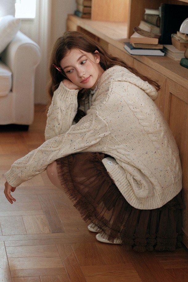 살구색 컬러의 케이블 니트 패턴이 돋보이는 여성용 후드 케이블 가디건입니다. 두꺼운 울 소재로 제작되어 가을, 겨울 시즌에 따뜻하게 착용할 수 있습니다. 베이직하고 캐주얼한 스타일로, 산책룩이나 집콕룩 등 다양한 TPO에 활용하기 좋습니다. 레귤러핏과 긴 소매 기장으로 편안한 착용감을 선사하며, 후드 디테일이 포인트입니다. 부드러운 촉감의 니트 소재가 포근함을 더합니다.
