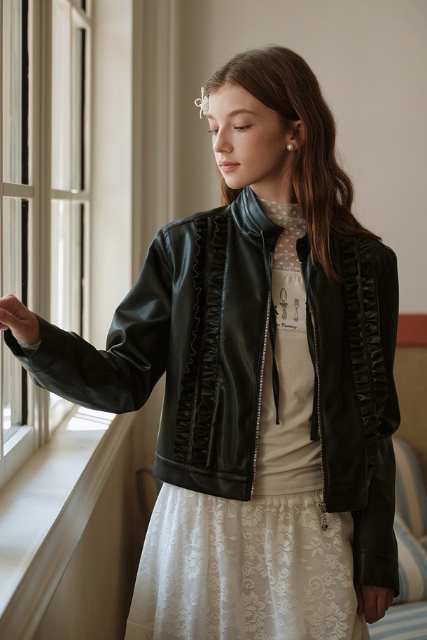 우아함과 시크함을 동시에 선사하는 러플 가죽 재킷입니다. 부드러운 촉감의 블랙 합성가죽 소재로 제작되어 봄, 가을 시즌에 활용하기 좋습니다. 크롭 기장의 레귤러핏으로, 집업 스타일과 러플 디테일이 여성스러운 무드를 더합니다. 데이트룩, 모임룩, 출근룩 등 다양한 TPO에 매치하여 클래식하고 미니멀한 스타일을 연출해보세요. 긴 소매 기장으로 세련된 실루엣을 완성합니다.
