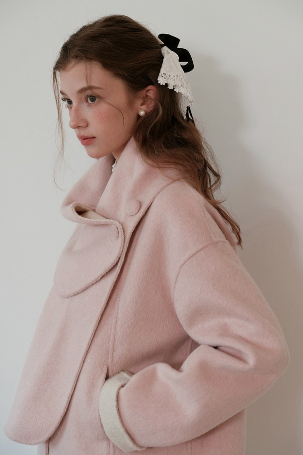 플라워 버튼 울 재킷은 여성스러운 무드를 연출하는 가을, 겨울 필수 아우터입니다. 부드러운 촉감의 울 소재로 제작되어 따뜻하고 편안한 착용감을 선사하며, 크롭 기장과 레귤러 핏으로 세련된 실루엣을 완성합니다. 핑크 컬러와 플라워 버튼 디테일이 우아하고 클래식한 분위기를 더해 데이트룩, 모임룩, 출근룩 등 다양한 TPO에 활용하기 좋습니다. 미니멀하면서도 여성스러운 스타일을 즐기는 분들께 추천하는 아이템입니다.
