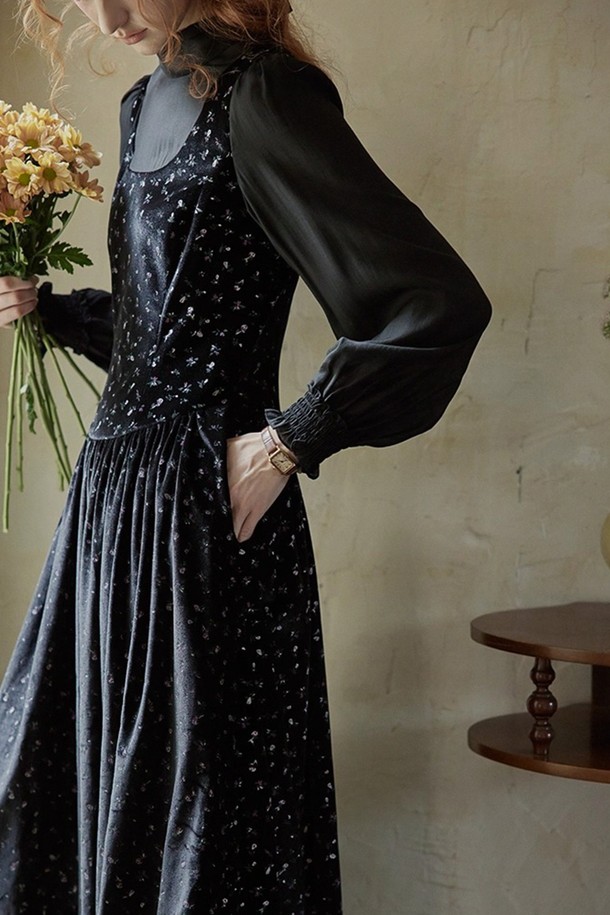 플로럴 벨벳 페이크 투피스 드레스는 여성 고객을 위한 우아한 겨울 의상입니다. 부드러운 벨벳 소재에 플라워 패턴이 더해져 로맨틱하고 우아한 분위기를 연출하며, 라운드넥과 긴소매 디자인으로 보온성을 높였습니다. A라인 실루엣과 페이크 투피스 디자인이 세련된 스타일을 완성하며, 연말 모임룩, 데이트룩 등 다양한 TPO에 활용 가능합니다. 두꺼운 두께감으로 추운 날씨에도 따뜻하게 착용할 수 있으며, 클래식, 미니멀 스타일을 선호하는 고객에게 추천합니다.
