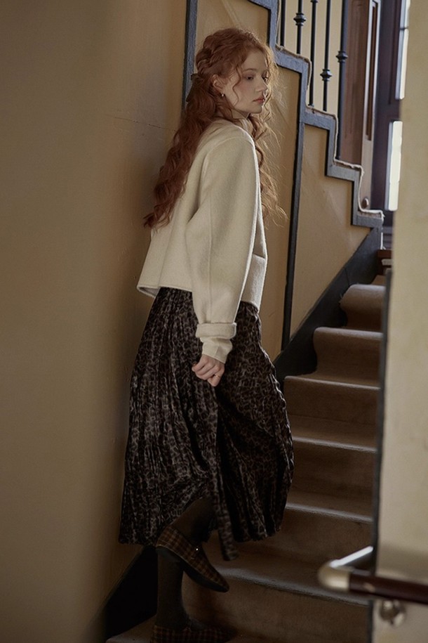 레오파드 패턴이 돋보이는 밴딩 스커트입니다. 부드러운 폴리에스테르 소재로 제작되어 편안한 착용감을 선사하며, A라인 플리츠 디자인으로 여성스러운 실루엣을 연출합니다. 허리 밴딩 처리로 활동성을 높였으며, 루즈핏으로 편안하게 착용할 수 있습니다. 가을, 겨울 시즌에 어울리는 브라운, 블랙 컬러로 캐주얼하고 레트로한 스타일을 완성해보세요. 일상에서 편안하게 즐겨 입기 좋은 아이템입니다.
