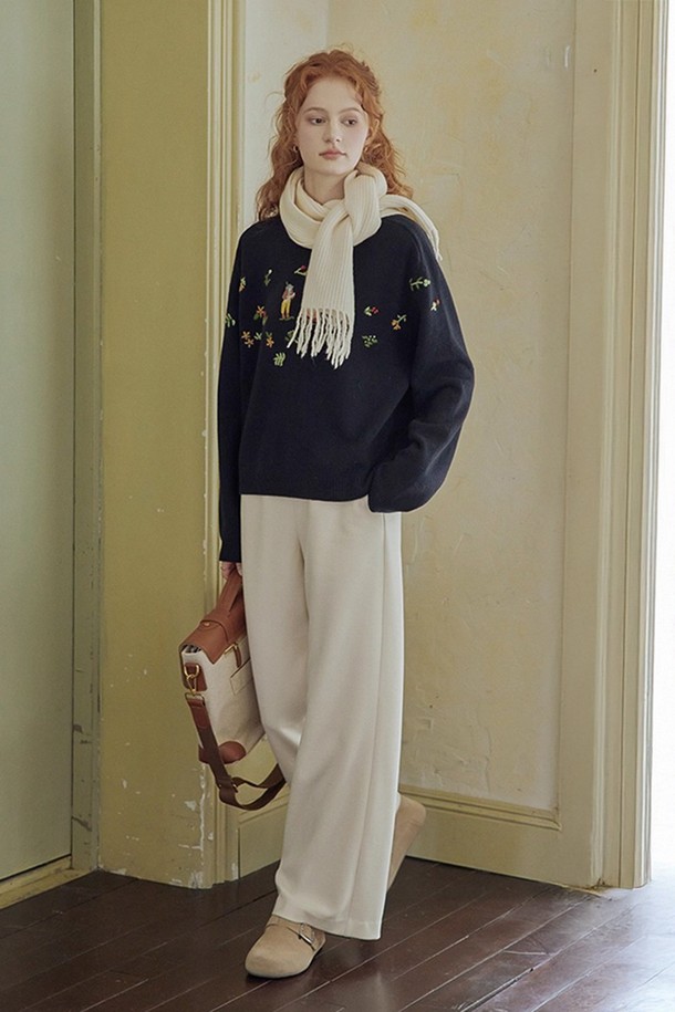 캐주얼 와이드 밴딩 팬츠_2컬러는 편안함과 스타일을 동시에 잡은 여성용 바지입니다. 아이보리와 베이지 두 가지 색상으로 출시되어 어떤 상의와도 쉽게 매치할 수 있습니다. 넉넉한 루즈핏과 하이웨스트 디자인으로 다리가 길어 보이는 효과를 주며, 밴딩 처리로 편안한 착용감을 선사합니다. 봄, 가을 산책룩, 미니멀 스타일 연출에 적합하며, 무지 디자인으로 다양한 룩을 연출하기 좋습니다.
