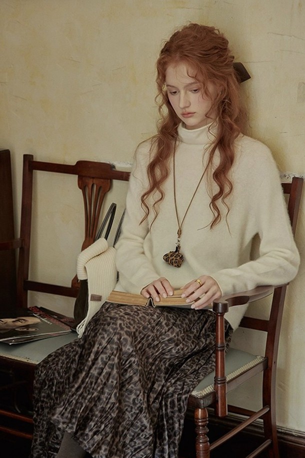 부드러운 터틀넥 니트 탑_2컬러는 가을과 겨울에 착용하기 좋은 여성용 니트/스웨터입니다. 베이직하고 캐주얼한 스타일로, 일상과 출근룩에 모두 잘 어울립니다. 레귤러 핏에 긴 소매 기장으로, 부드러운 촉감의 니트 소재가 편안함을 선사합니다. 무지 디자인의 터틀넥으로 캐주얼, 클래식, 미니멀한 스타일을 연출하기 좋습니다.
