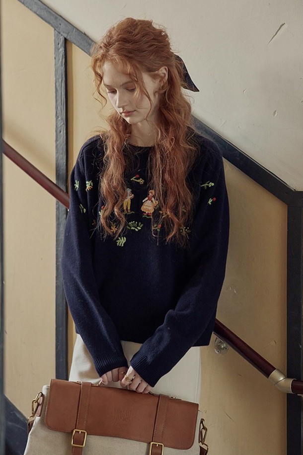 **자수 풀오버 스웨터_2컬러**는 여성용으로, 가을과 겨울에 따뜻하게 입을 수 있는 두꺼운 두께감의 라운드넥 니트/스웨터입니다. 캐주얼, 클래식, 미니멀 스타일을 모두 아우르는 디자인으로, 데이트룩과 모임룩에 적합합니다. 네이비와 아이보리 두 가지 색상으로 출시되었으며, 울과 아크릴 혼방 소재로 제작되어 부드러운 촉감을 선사합니다. 루즈핏으로 편안하게 착용 가능하며, 플라워 자수 디테일이 돋보이는 긴 소매 풀오버 스웨터입니다.
