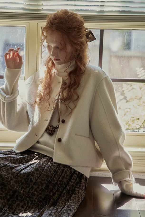 심플 숏 울 재킷_2컬러는 여성 고객을 위한 클래식하고 미니멀한 스타일의 크롭 자켓입니다. 부드러운 촉감의 울 소재로 제작되었으며, 가을, 겨울 시즌에 따뜻하게 착용할 수 있습니다. 아이보리, 화이트 두 가지 색상으로 출시되었으며, 루즈핏에 싱글 버튼 여밈과 볼륨 소매가 특징입니다. 출근룩, 오피스룩, 모임룩 등 다양한 TPO에 시크하게 매치할 수 있습니다.
