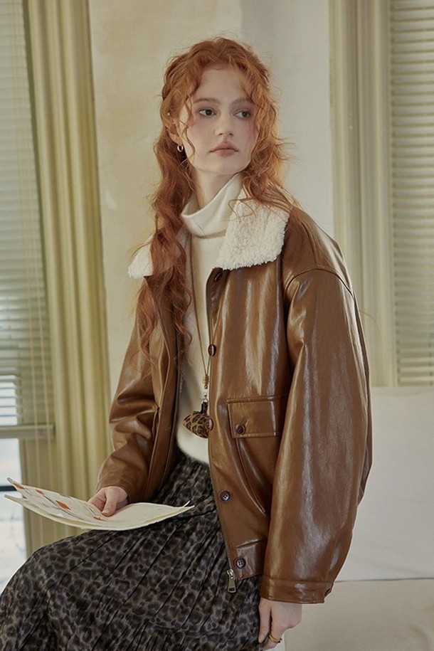 부드러운 퍼 카라가 돋보이는 브라운 컬러의 여성 레더 재킷입니다. 가을과 겨울, 두 계절에 걸쳐 따뜻하고 포근하게 착용할 수 있으며, 캐주얼 스타일에 잘 어울립니다. 넉넉한 오버핏에 집업 스타일로 편안함을 더했으며, 촘촘한 두께감의 합성가죽 소재로 제작되어 보온성을 높였습니다. 무지 디자인으로 미니멀하고 클래식한 분위기를 연출하며, 다양한 스타일링에 활용하기 좋습니다.
