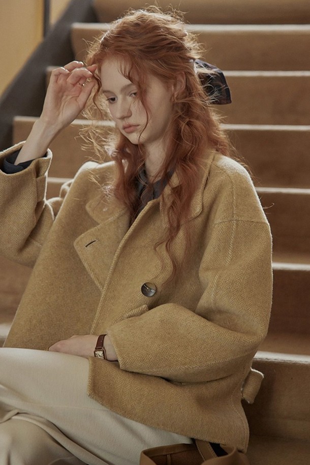 베이직한 디자인의 스탠드 칼라 벨티드 숏 코트입니다. 울 소재로 제작되어 부드러운 촉감과 뛰어난 보온성을 자랑하며, 가을, 겨울 시즌에 착용하기 좋습니다. 허리 벨트 디테일로 허리 라인을 강조하여 여성스러운 실루엣을 연출하며, 버튼 여밈 방식으로 간편하게 착용할 수 있습니다. 레귤러핏으로 제작되어 편안한 착용감을 선사하며, 출근룩, 오피스룩, 모임룩 등 다양한 TPO에 활용 가능합니다. 미니멀하고 클래식한 스타일을 선호하는 여성분들께 추천합니다.
