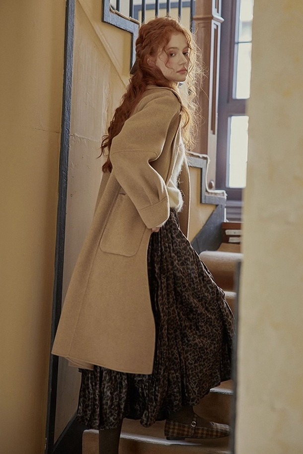 베이지 컬러의 슬리브 포인트 울 코트입니다. 가을과 겨울에 어울리는 두꺼운 두께감의 싱글 코트로, 부드러운 촉감이 특징입니다. 미니멀하고 클래식한 스타일로, 출근룩, 오피스룩, 모임룩 등 다양한 TPO에 활용할 수 있습니다. 레귤러핏에 긴 소매, 무지 패턴, 포켓 디테일이 돋보이는 디자인이며 싱글 버튼으로 간편하게 여밀 수 있습니다. 울 소재로 제작되어 따뜻하고 고급스러운 분위기를 연출합니다.
