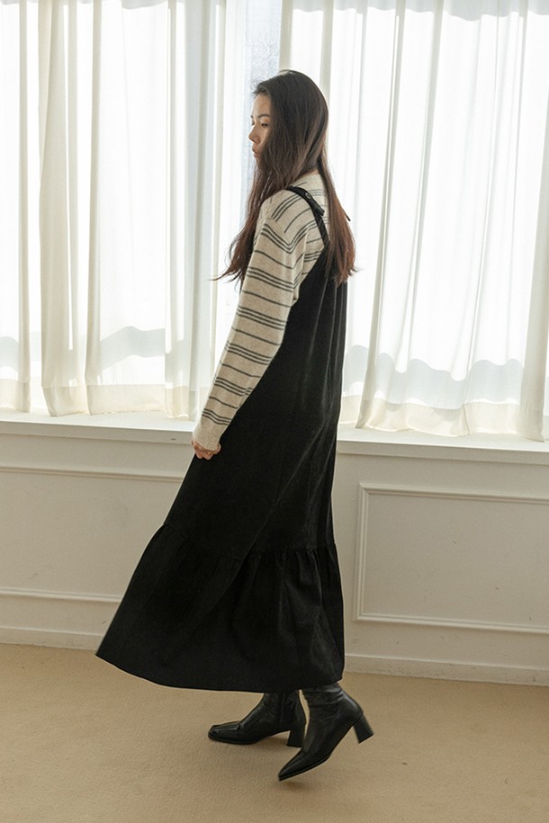 벨벳 슬리브리스 드레스_블랙은 가을, 겨울 시즌에 어울리는 여성용 원피스입니다. 부드러운 벨벳 소재에 루즈핏 A라인 플레어 스커트가 우아한 실루엣을 연출하며, 라운드 넥과 민소매 디자인으로 여성스러운 분위기를 더합니다. 플리츠 디테일이 고급스러움을 더하고, 두꺼운 두께감으로 따뜻하게 착용할 수 있습니다. 미니멀하면서도 엘레강스한 스타일로, 모임룩, 연말 모임룩, 데이트룩 등 다양한 TPO에 활용 가능합니다. 클래식, 미니멀, 시크 스타일을 즐기는 분들께 추천합니다.
