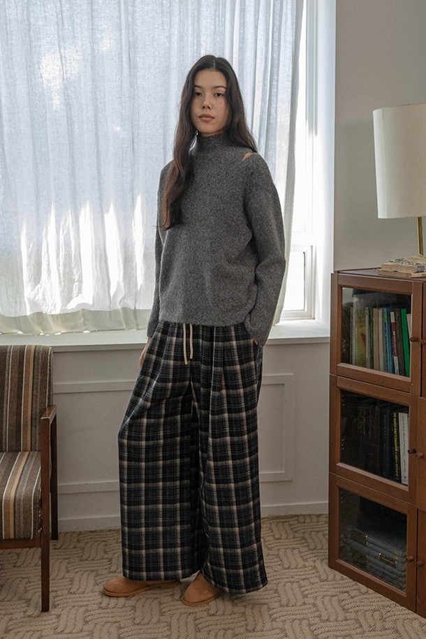 가을, 겨울 시즌에 어울리는 플레드(체크) 패턴의 여성용 스트레이트 핏 드로우스트링 바지입니다. 부드러운 면 소재로 제작되어 편안한 착용감을 선사하며, 레귤러 핏으로 안정감 있게 다리 라인을 잡아줍니다. 블랙과 그레이 두 가지 색상으로 출시되어 다양한 상의와 매치하기 용이합니다. 캐주얼, 베이직, 미니멀, 클래식 스타일을 즐겨 입는 여성분들께 추천합니다. 허리 밴딩과 드로우스트링으로 편안한 착용감을 더했습니다.
