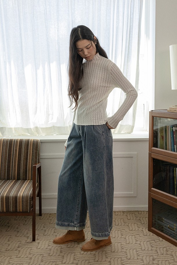 "Colorblock hem denim pants_BLUE"(컬러블록 헴 데님 바지_블루)는 캐주얼 스타일의 여성용 바지로, 봄, 가을에 착용하기 좋습니다. 무지 패턴의 데님 소재로 제작되었으며, 뻣뻣한 촉감과 루즈핏의 와이드 실루엣이 특징입니다. 허리 밴딩은 없으며, 밑단 컬러블록 디테일과 롤업 디테일이 포인트로 더해져 개성 있는 스타일을 연출합니다. 데일리룩에 편안함과 스타일리시함을 동시에 더할 수 있는 아이템입니다.
