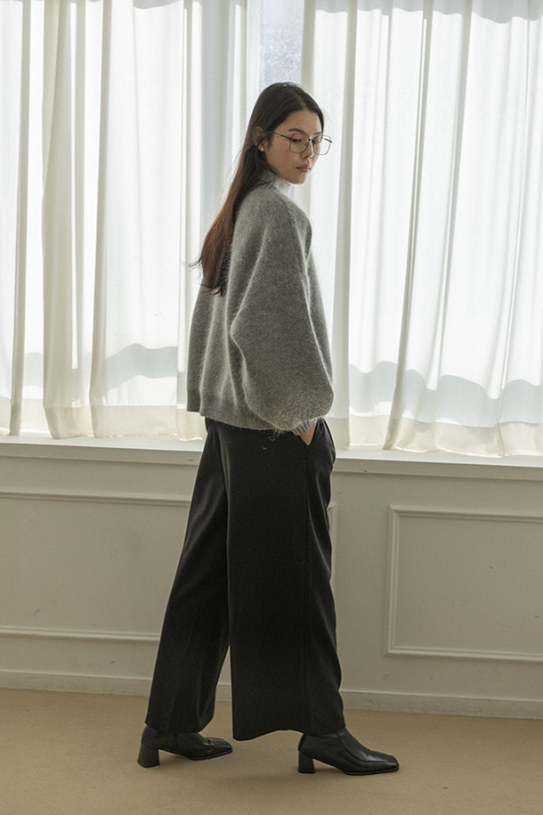 **캐주얼 드레이프 레그 팬츠_2color**는 여성용으로, 봄, 가을에 어울리는 얇은 두께감의 긴 바지입니다. 부드러운 촉감의 폴리에스테르 소재로 제작되었으며, 밴딩 처리되어 편안한 착용감을 선사합니다. 루즈핏 와이드 레그 디자인으로 캐주얼하면서도 미니멀한 스타일을 연출하며, 드레이프 디테일이 돋보입니다. 블랙 컬러의 무지 디자인으로 다양한 상의와 매치하기 용이합니다.
