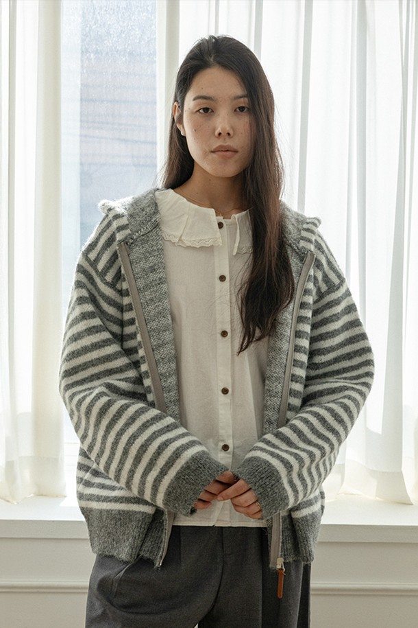 그레이 컬러의 지퍼 후디 스트라이프 니트 가디건입니다. 부드러운 니트 소재로 제작되어 가을과 겨울에 따뜻하게 착용할 수 있습니다. 캐주얼하고 베이직한 스타일로, 일상생활에서 편안하게 즐길 수 있습니다. 후드 디테일과 집업 디자인, 스트라이프 패턴이 특징입니다. 레귤러 핏에 긴 소매 기장으로, 다양한 스타일 연출에 활용하기 좋습니다.
