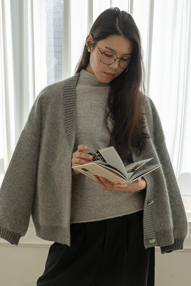 부드러운 벨벳 소재의 버튼 니트 가디건_그레이입니다. 톤 다운된 그레이 컬러로 가을, 겨울 시즌에 따뜻하고 포근한 분위기를 연출합니다. 루즈핏으로 편안한 착용감을 선사하며, 벌룬 소매와 골지 디테일이 돋보입니다. 브이넥 라인으로 페미닌한 무드를 더했으며, 캐주얼, 클래식, 미니멀 스타일 모두 소화 가능합니다. 모임룩이나 데이트룩에 활용하여 세련된 스타일을 완성해보세요.
