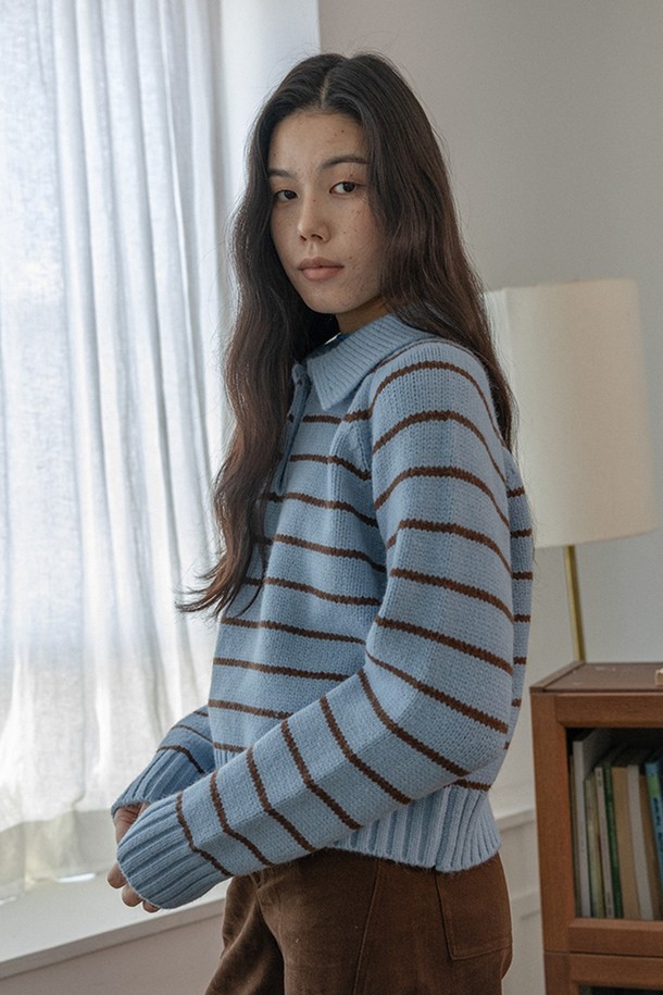 네이비와 브라운 컬러의 스트라이프 패턴이 돋보이는 Lapel(라펠) 니트 탑입니다. 부드러운 니트 소재로 제작되어 가을, 겨울 시즌에 따뜻하고 포근하게 착용할 수 있습니다. 라운드넥 디자인에 레귤러핏으로 제작되어 베이직하면서도 캐주얼한 스타일을 연출합니다. 소매 립 디테일로 포인트를 더했으며, 넉넉한 두께감으로 편안한 착용감을 선사합니다. 데일리룩으로 활용하기 좋은 아이템입니다.
