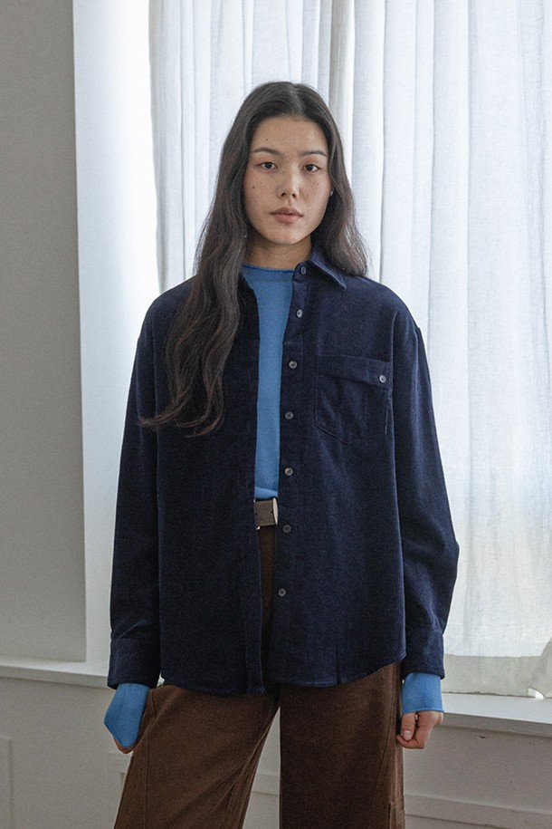 네이비 컬러의 코듀로이 솔리드 셔츠는 가을과 겨울에 따뜻함과 스타일을 더해줄 여성 의류입니다. 부드러운 촉감의 두꺼운 코듀로이 소재로 제작되어 포근함을 선사하며, 루즈핏 디자인과 차이나칼라, 긴 소매가 편안하면서도 캐주얼한 분위기를 연출합니다. 베이직하고 미니멀한 스타일을 추구하는 분들께 적합하며, 단추 여밈으로 간편하게 착용할 수 있습니다. 일상복으로 활용하기 좋은 디자인으로 다양한 하의와 매치하여 클래식한 룩을 완성할 수 있습니다.
