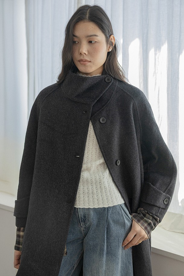 차분하고 세련된 분위기를 연출하는 여성용 스탠드 칼라 겨울 코트입니다. 부드러운 촉감의 울 소재로 제작되어 따뜻하고 포근한 착용감을 선사합니다. 미니멀하고 베이직한 디자인에 하이넥과 싱글 버튼 여밈으로 깔끔한 실루엣을 강조했습니다. 차콜 컬러, 레귤러 핏, 긴 소매 기장으로 출근룩, 오피스룩, 모임룩 등 다양한 TPO에 활용 가능합니다. 클래식, 미니멀, 시크 스타일을 즐겨 입는 여성분들께 추천합니다.
