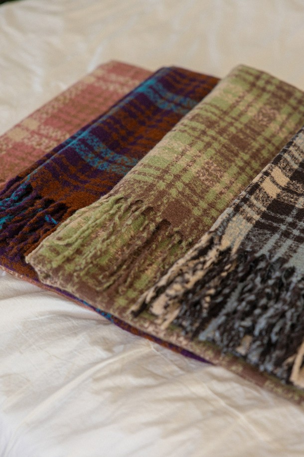 컬러 블록 플래드 머플러_4컬러는 울 소재로 제작되어 부드러운 촉감과 뛰어난 보온성을 자랑하는 여성용 목도리입니다. 블루, 레드, 브라운, 멀티 컬러 배색의 체크(플래드) 패턴과 컬러 블록 디자인이 돋보이며, 프린지 장식으로 포인트를 더했습니다. 두꺼운 두께감으로 가을, 겨울철 따뜻하게 착용할 수 있으며, 캐주얼, 클래식, 미니멀 스타일 모두 소화 가능합니다. 출근룩과 모임룩에 매치하여 스타일리시함을 더해보세요.
