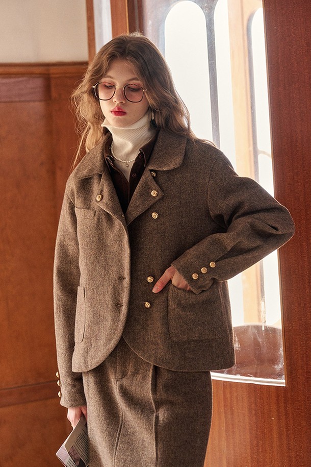 Coarse french 재킷은 가을, 겨울 시즌 여성의 클래식하고 엘레강스한 스타일을 완성하는 아우터입니다. 브라운 컬러의 무지 디자인으로, 울 소재 특유의 뻣뻣한 촉감과 두꺼운 두께감이 특징입니다. 크롭 기장의 레귤러핏으로, 오피스룩 또는 모임룩에 시크하고 미니멀한 매력을 더합니다. 싱글 버튼 여밈과 골드 버튼 디테일이 고급스러운 포인트를 더하며, 긴 소매 디자인으로 세련된 실루엣을 연출합니다.
