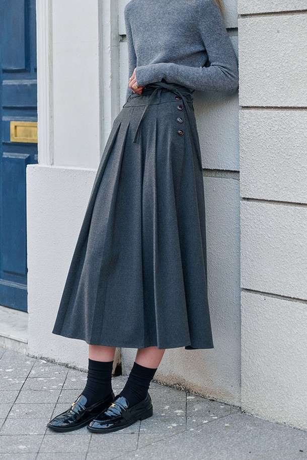 가을과 겨울, 당신의 품격을 높여줄 트위드 브러쉬드 플리츠 스커트입니다. 부드러운 촉감의 트위드 소재와 A라인 플리츠 디자인이 클래식하고 미니멀한 스타일을 완성합니다. 브러쉬드 가공으로 고급스러움을 더했으며, 활용도 높은 그레이 컬러로 어떤 룩에도 쉽게 매치할 수 있습니다. 오피스룩, 모임룩, 데이트룩 등 TPO에 구애받지 않고 세련된 연출을 도와줍니다.
