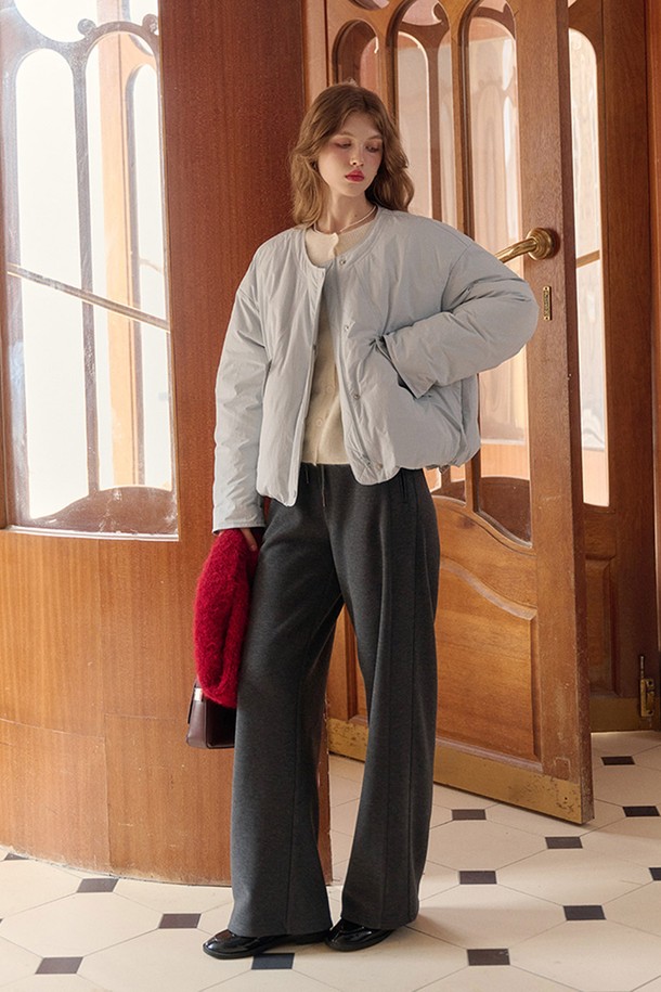 **Drape 와이드 레그 팬츠 (2컬러)**는 여성 의류로, 우아하고 미니멀한 스타일을 연출합니다. 봄, 가을에 어울리는 얇은 두께의 폴리에스터 소재로 제작되어 부드러운 촉감을 선사하며, 루즈핏과 와이드 레그 디자인으로 편안한 착용감을 제공합니다. 드레이핑 디테일과 주름이 특징이며, 허리 밴딩으로 편안함과 실용성을 더했습니다. 오피스룩, 출근룩, 모임룩 등 다양한 TPO에 미니멀, 클래식, 시크한 스타일로 활용하기 좋습니다.
