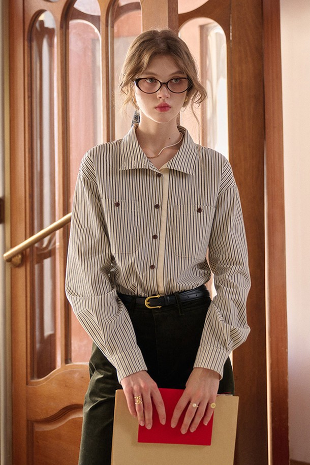 대비되는 스트라이프 패턴이 돋보이는 셔츠입니다. 화이트와 블랙 컬러의 조화가 세련된 인상을 주며, 봄, 가을에 어울리는 얇은 두께감으로 편안하게 착용할 수 있습니다. 넉넉한 루즈핏과 부드러운 면 소재로 제작되어 활동성을 높였으며, 버튼다운 디자인과 긴소매가 캐주얼하면서도 클래식한 스타일을 연출합니다. 출근룩 또는 비즈니스 캐주얼에 활용하기 좋으며, 미니멀한 스타일을 선호하는 여성분들께 추천합니다. 라운드넥 디자인으로 어떤 하의와도 잘 어울립니다.
