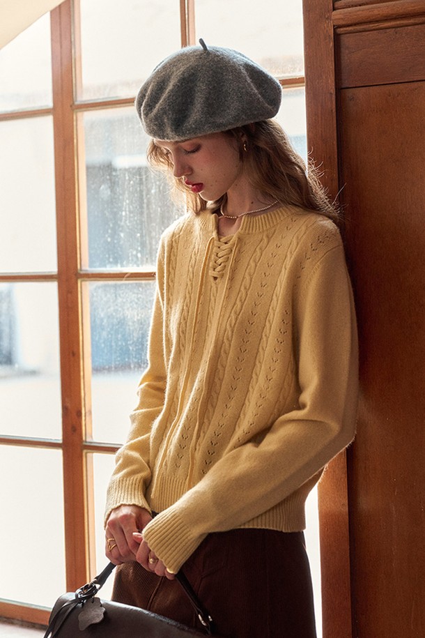 따뜻하고 포근한 분위기의 케이블 풀오버 스웨터 니트입니다. 부드러운 촉감의 울과 아크릴 혼방 소재로 제작되어 가을과 겨울에 쾌적하게 착용할 수 있습니다. 옐로우 컬러와 레귤러핏, 라운드넥 디자인으로 캐주얼하고 베이직한 스타일을 연출합니다. 두꺼운 두께감과 긴 소매 기장으로 보온성을 높였으며, 케이블 패턴이 돋보이는 풀오버 스타일입니다. 데일리룩, 클래식, 미니멀 스타일 모두 소화 가능한 활용도 높은 아이템입니다.
