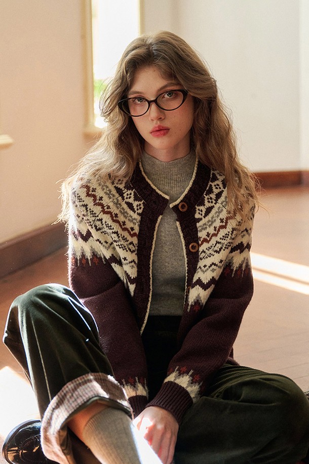 노르딕 프렌치 니트 가디건은 여성용으로, 가을과 겨울에 따뜻하게 입을 수 있는 두꺼운 니트 소재의 상의입니다. 브라운, 화이트, 베이지 세 가지 색상으로 출시되었으며, 캐주얼과 클래식 스타일을 모두 아우르는 디자인입니다. 라운드넥에 긴 소매, 레귤러핏으로 제작되었으며, 노르딕과 페어아일 패턴이 특징입니다. 지퍼 여밈 방식이며, 부드러운 촉감의 울 소재로 제작되어 편안함을 선사합니다. 출근룩, 캐주얼, 클래식, 미니멀 스타일과 잘 어울립니다.
