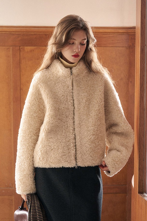 세련된 무드를 연출하는 스탠드 칼라 퍼 재킷입니다. 아이보리, 블랙 두 가지 색상으로 출시되어 다양한 룩에 활용하기 좋습니다. 부드러운 퍼 소재와 두꺼운 두께감으로 가을, 겨울 시즌 따뜻하게 착용할 수 있습니다. 크롭 기장과 레귤러 핏으로 다리가 길어 보이는 효과를 주며, 집업 스타일로 간편하게 여밀 수 있습니다. 데이트룩, 모임룩, 연말 모임룩 등 특별한 날, 클래식하고 우아한 스타일을 완성해보세요.
