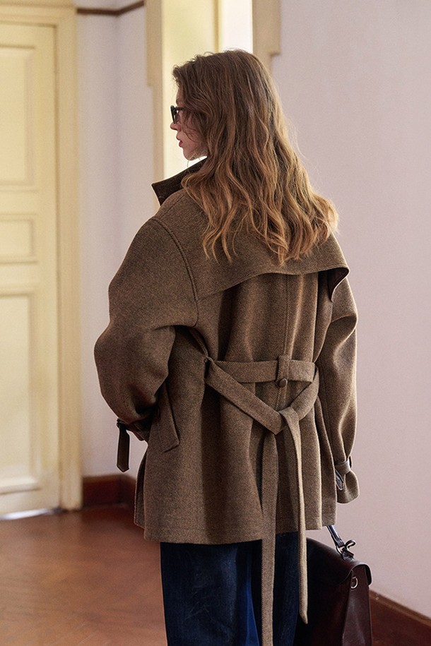 프렌치 스플라이스드 칼라 코트는 가을과 겨울에 어울리는 여성용 아우터입니다. 브라운 컬러의 울 소재로 제작되어 부드러운 촉감을 선사하며, 오버핏과 긴소매 디자인으로 편안한 착용감을 제공합니다. 클래식하고 미니멀한 스타일을 연출하며, 싱글 버튼 여밈과 스플라이스드 칼라, 포켓 디테일이 특징입니다. 오피스룩, 모임룩, 데이트룩 등 다양한 TPO에 활용 가능하며, 시크한 매력을 더합니다.
