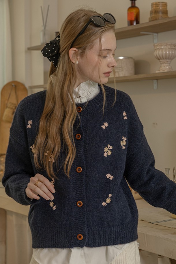 네이비 컬러의 플라워 자수 니트 가디건입니다. 봄, 가을에 어울리는 여성 의류로, 캐주얼하면서도 페미닌한 스타일을 연출합니다. 데이트룩과 같은 특별한 날은 물론, 캐주얼과 클래식 스타일 모두 소화 가능한 활용도 높은 아이템입니다. 부드러운 니트 소재에 섬세한 플라워 자수 디테일이 더해져 여성스러운 매력을 극대화합니다. 긴 소매 기장으로 간절기 날씨에 따뜻함과 스타일을 동시에 잡을 수 있습니다.
