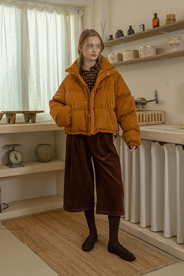 크루넥 웜 패딩_2컬러는 여성용으로, 캐주얼하고 미니멀한 스타일을 연출하기 좋은 숏패딩입니다. 부드러운 촉감의 폴리에스테르 소재로 제작되었으며, 넉넉한 오버핏과 두꺼운 두께로 뛰어난 보온성을 제공하여 겨울철에도 따뜻하게 착용할 수 있습니다. 라운드 넥 디자인에 집업 여밈 방식과 긴 소매 기장으로 간편하게 탈착용이 가능하며, 브라운과 오렌지 두 가지 색상으로 만나볼 수 있습니다. 무지 패턴으로 어떤 옷에도 쉽게 매치하여 다양한 스타일을 연출할 수 있는 활용도 높은 아이템입니다.
